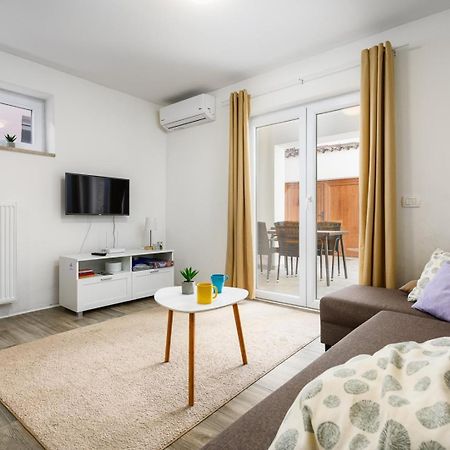 אומאג Center House With Apartments מראה חיצוני תמונה