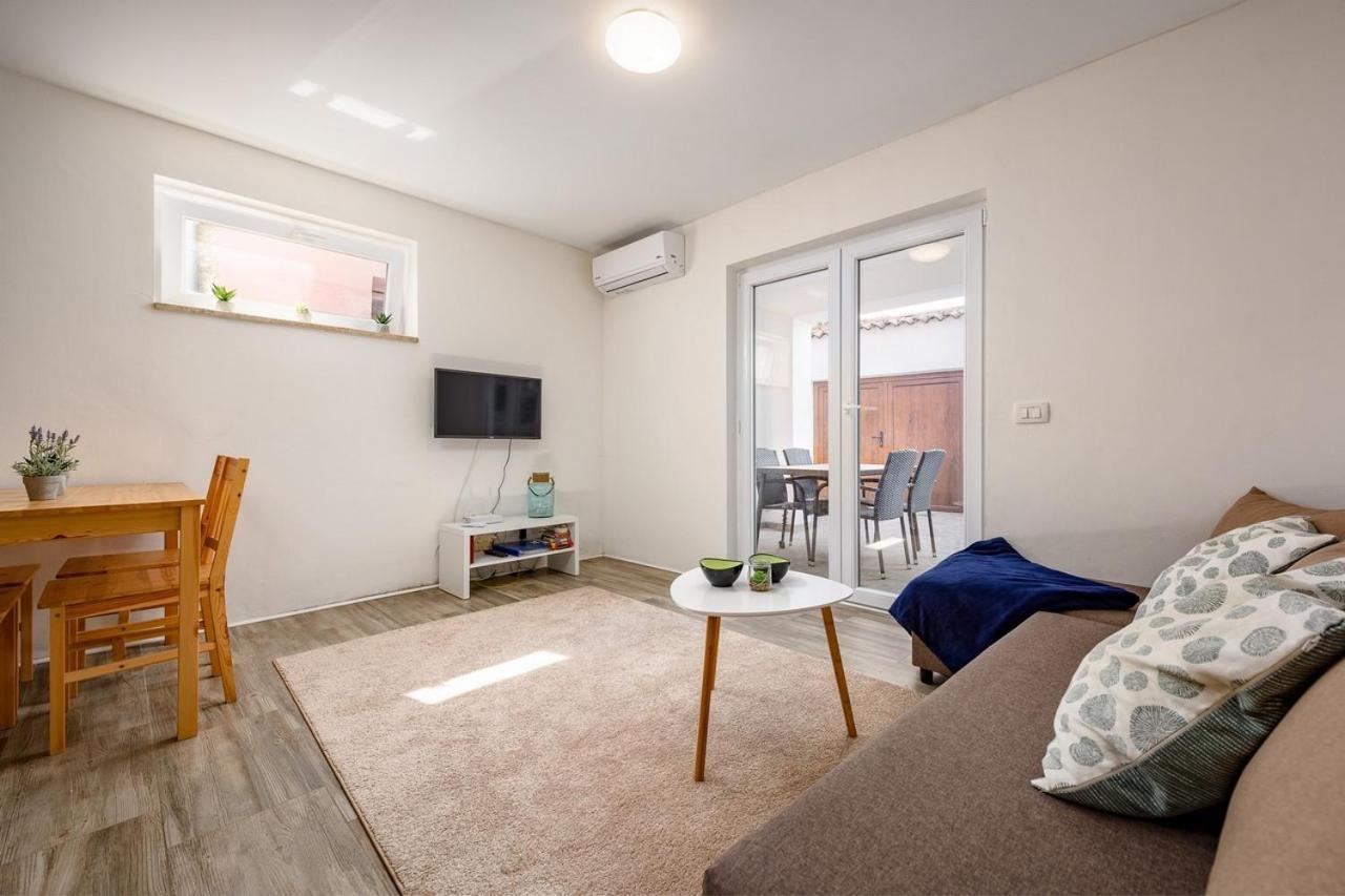 אומאג Center House With Apartments מראה חיצוני תמונה
