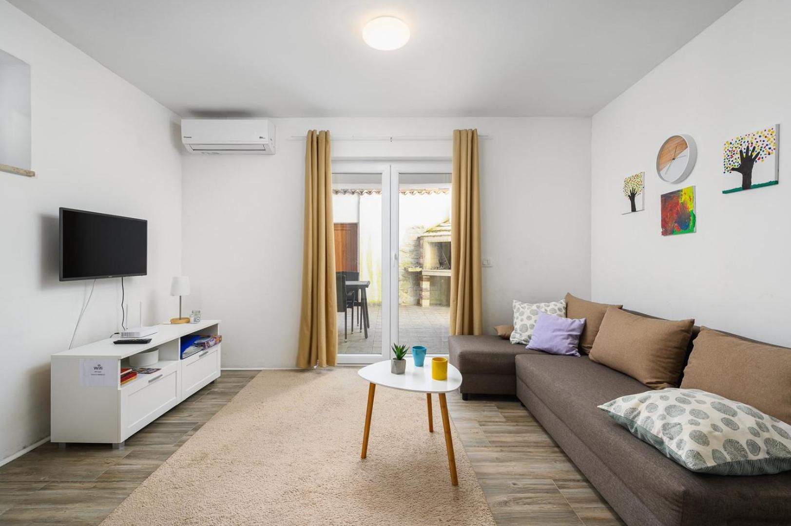 אומאג Center House With Apartments מראה חיצוני תמונה