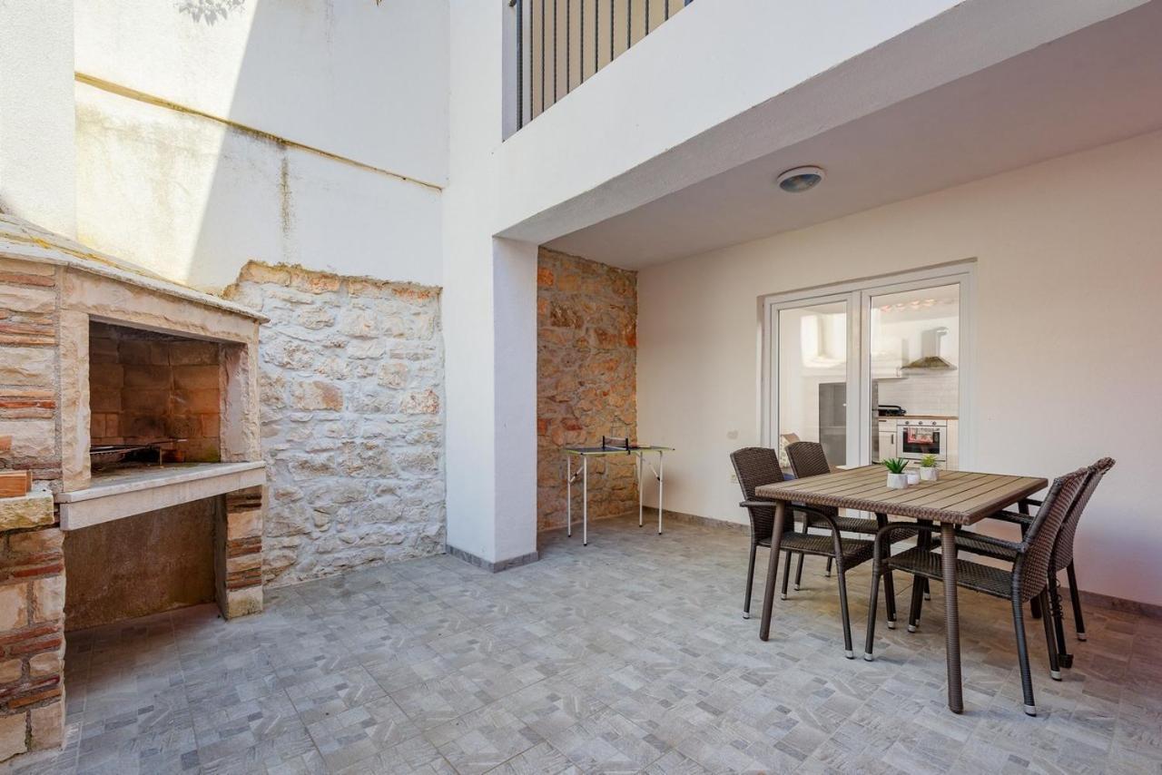 אומאג Center House With Apartments מראה חיצוני תמונה